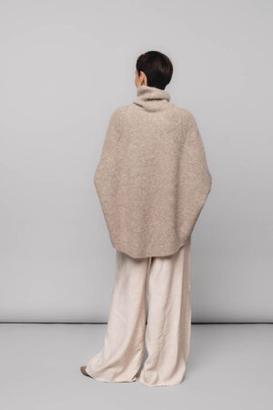 Alpaka_sleeved_poncho_milk_cof