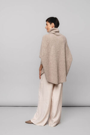 Alpaka_sleeved_poncho_milk_cof